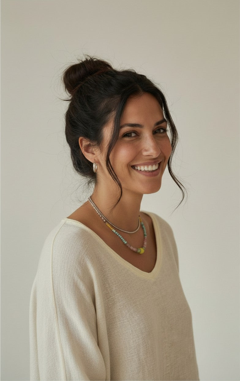Mujer sonriente luciendo el colgante Colorful de Calendula-shop con piedras naturales y plata de ley