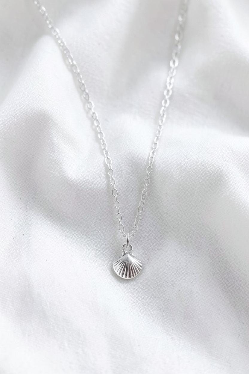 Colgante de concha en plata de ley con cadena fina de Calendula-shop, accesorio minimalista de estilo marino.