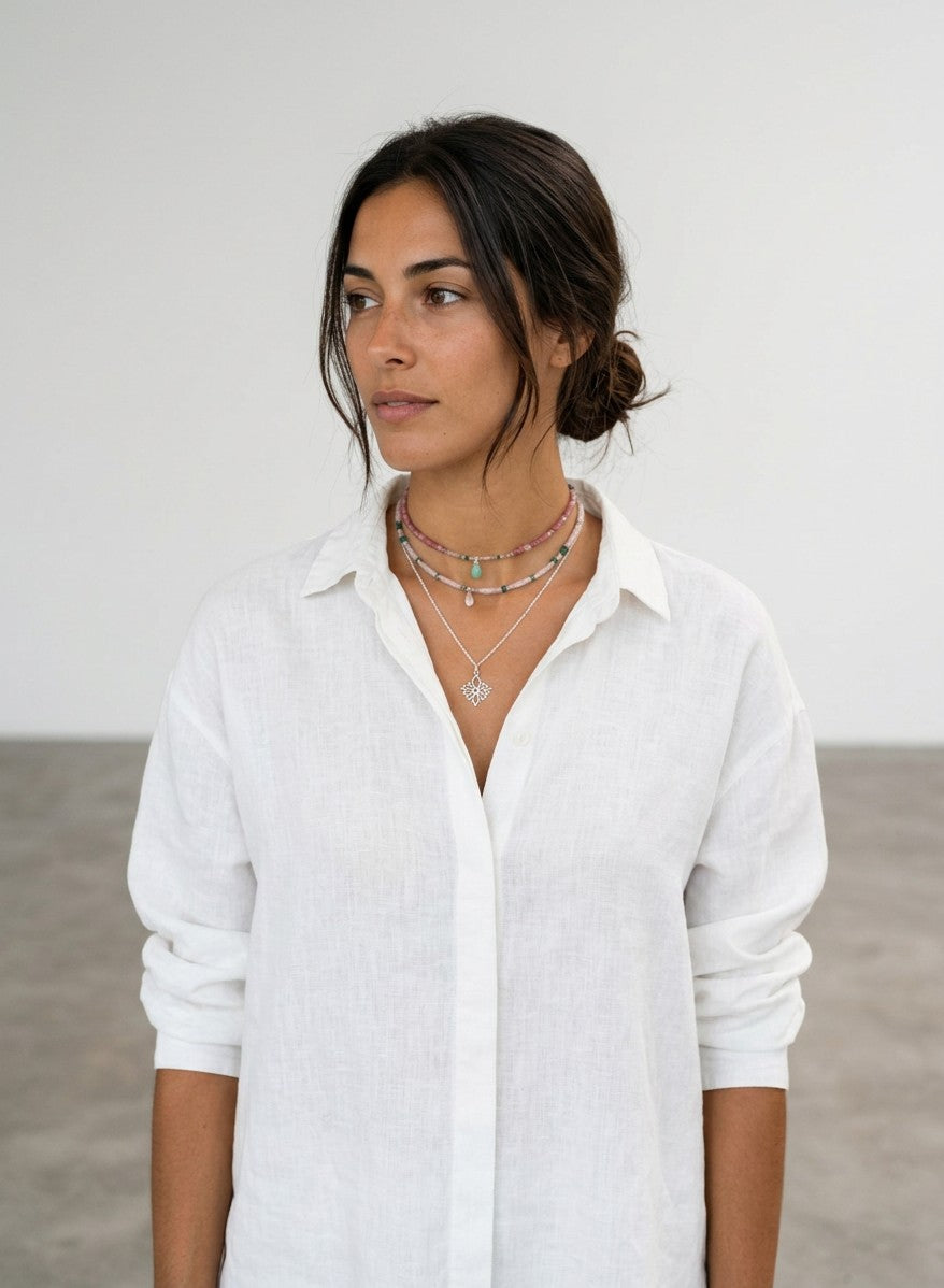 Modelo luciendo el colgante LONDON de Calendula-shop en plata de ley 925 con diseño de hojas ovaladas.