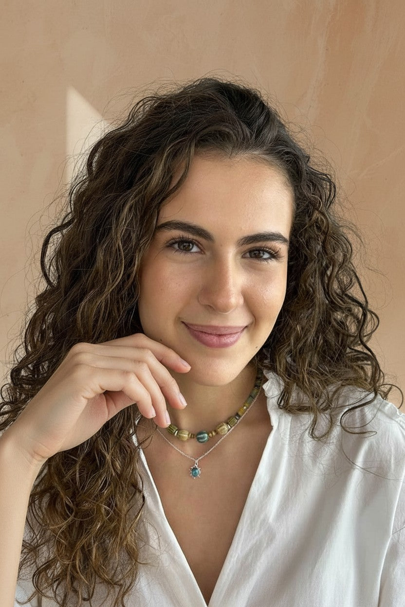 Colgante Perseo de Calendula-shop con piedra turquesa en plata de ley sobre modelo con blusa blanca
