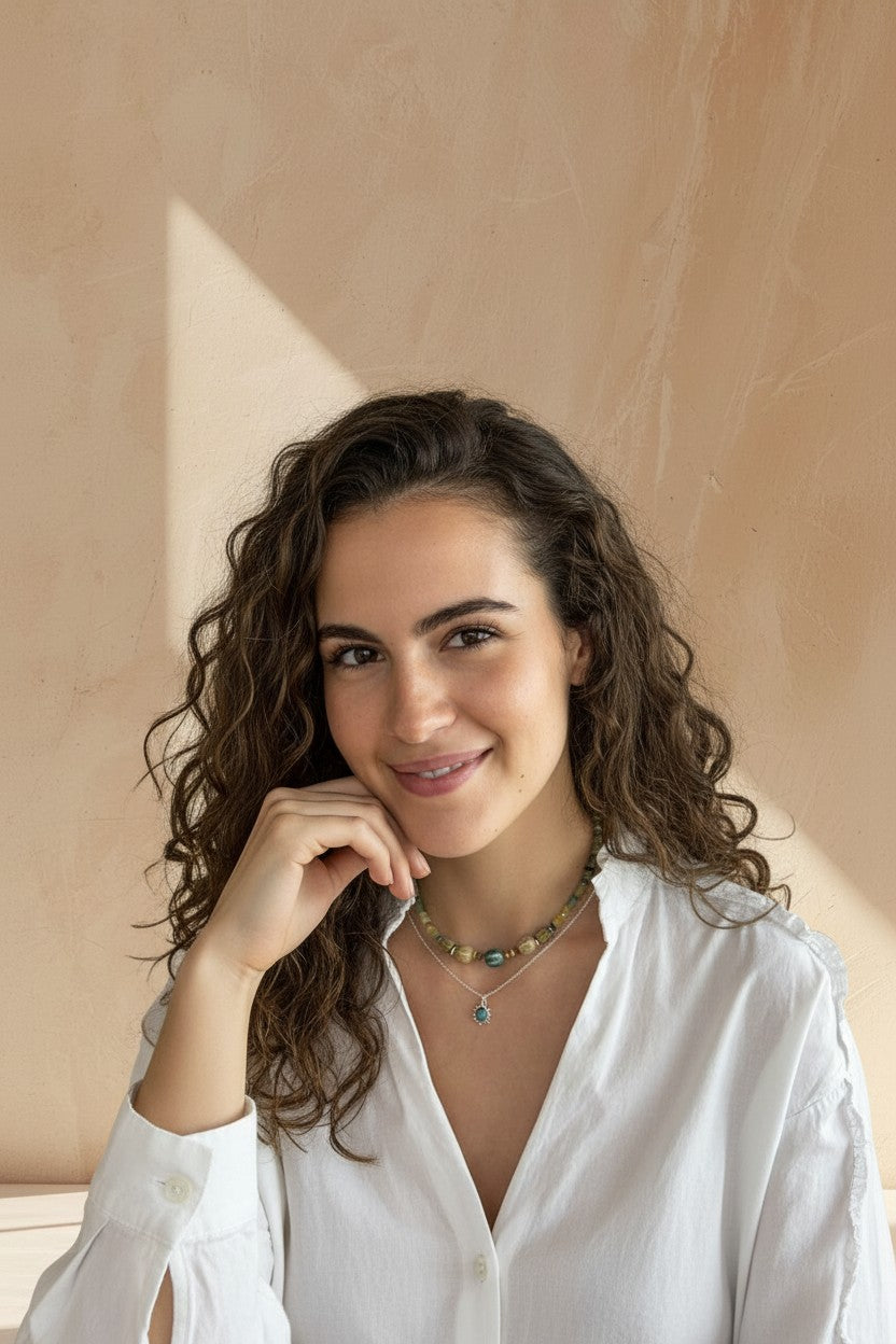 Mujer con colgante Perseo de Calendula-shop, piedra turquesa pequeña en plata de ley sobre cadena fina