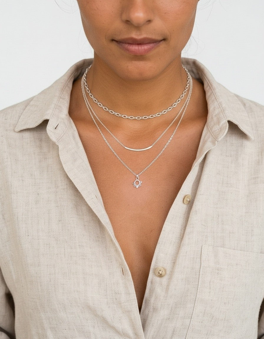 Collar Calendula-shop de plata de ley con colgante de flor minimalista y cadena de eslabones sobre modelo
