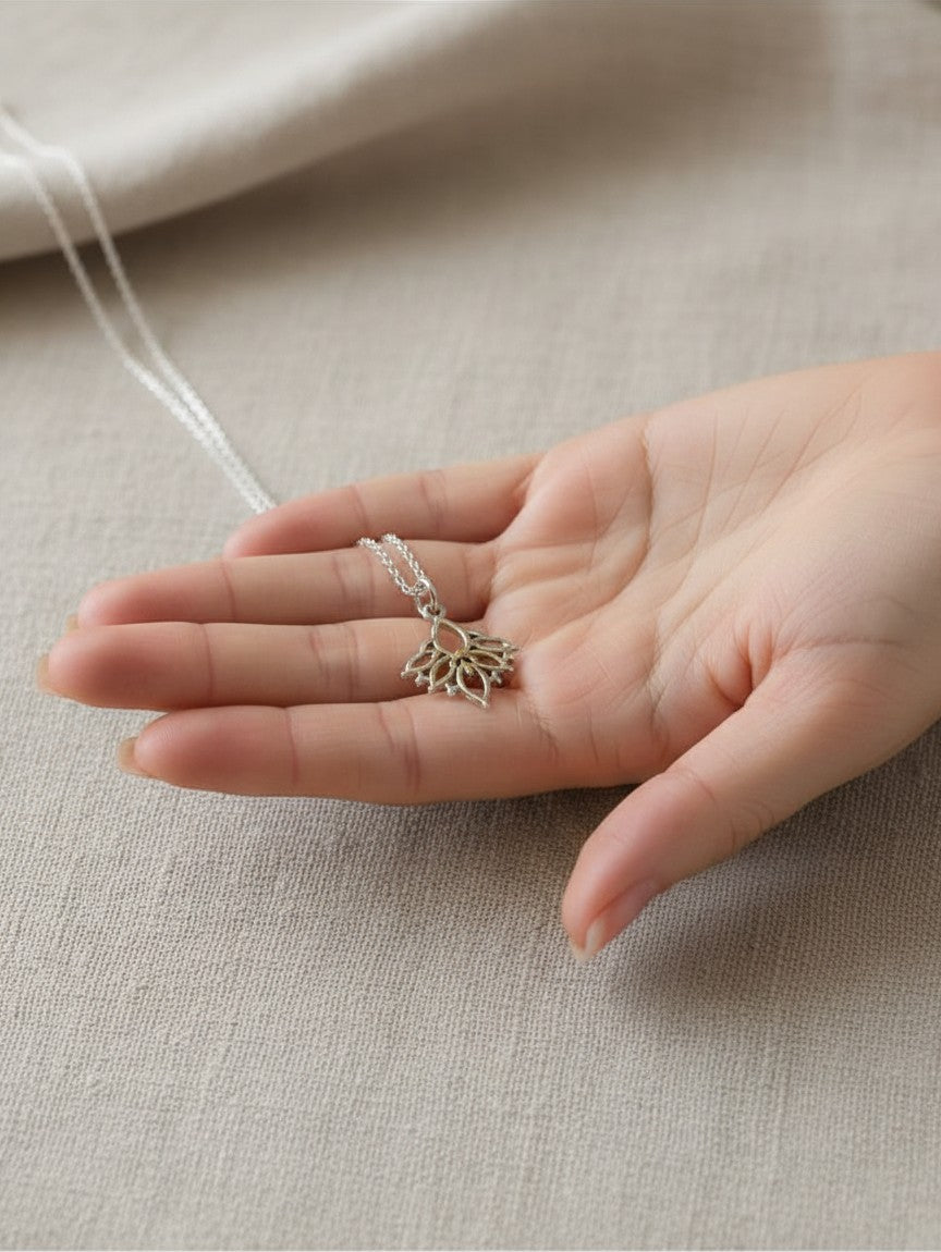 Colgante LONDON de Calendula-shop en plata de ley 925 con diseño de hojas ovaladas sobre mano femenina.
