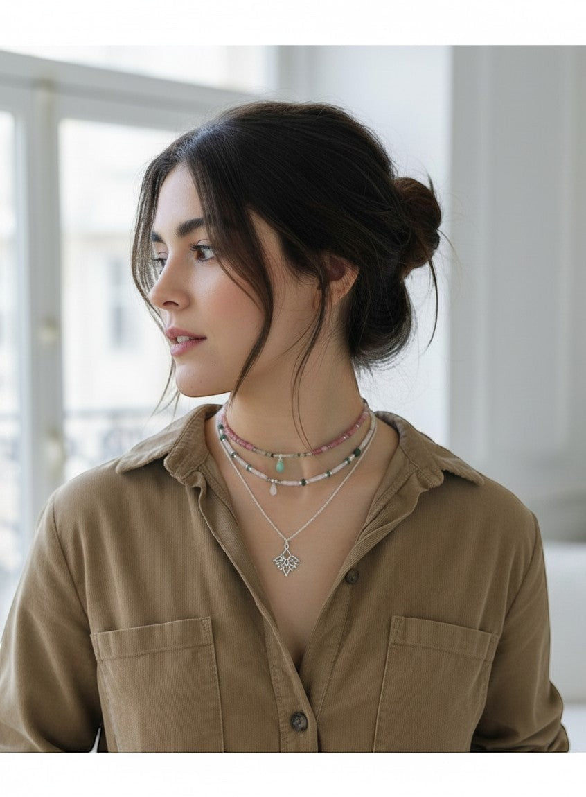 Modelo con collar Calendula-shop LONDON de plata de ley 925 con colgante de hojas ovaladas sobre camisa marrón