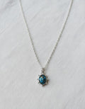 Colgante Perseo de Calendula-shop con piedra turquesa natural y cadena de plata de ley en fondo blanco