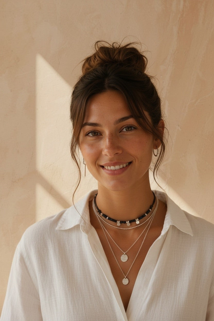 Mujer sonriente luciendo collar de luna llena en plata de ley de Calendula-shop con cadena fina y estilo minimalista