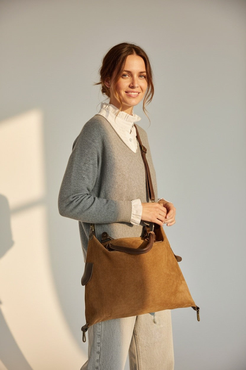Calendula-shop grey V-neck sweater with a loose fit, worn by a woman with a brown suede shoulder bag