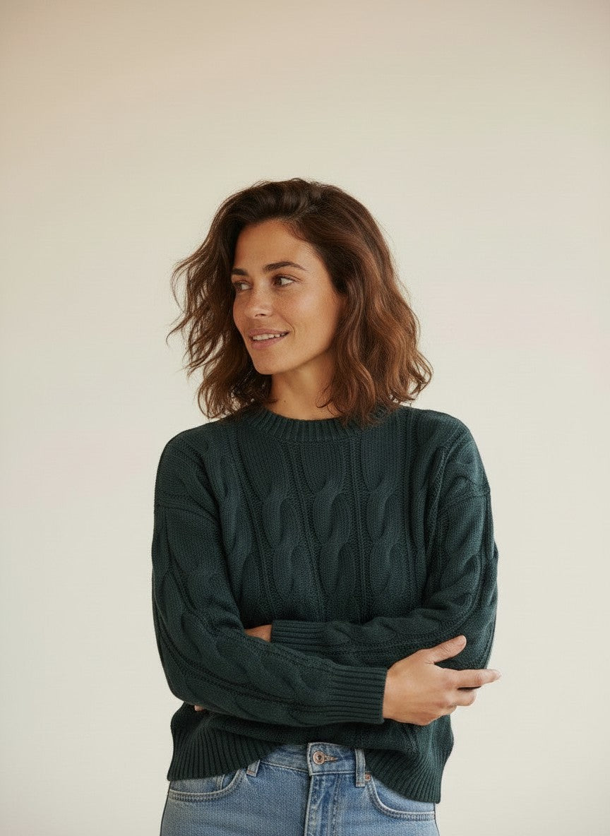 Modelo vistiendo jersey Calendula-shop Greta azul de algodón con cuello redondo y tejido de ochos grandes