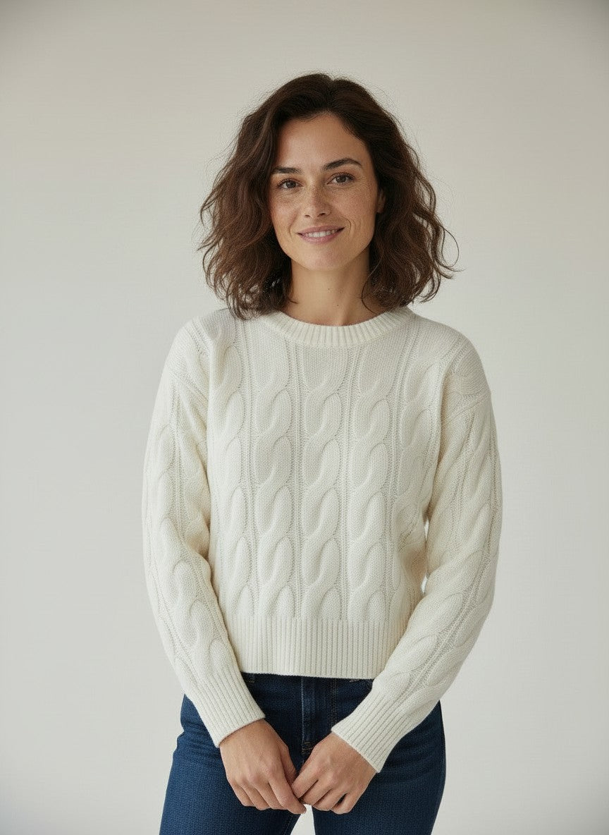 Jersey Greta de Calendula-shop en color blanco, cuello redondo y tejido de ochos grandes en 100% algodón.