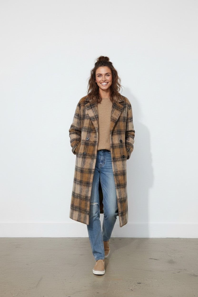 Calendula-shop ABRIGO TRIGO long plaid polyester coat worn by a smiling woman with jeans and a beige sweater