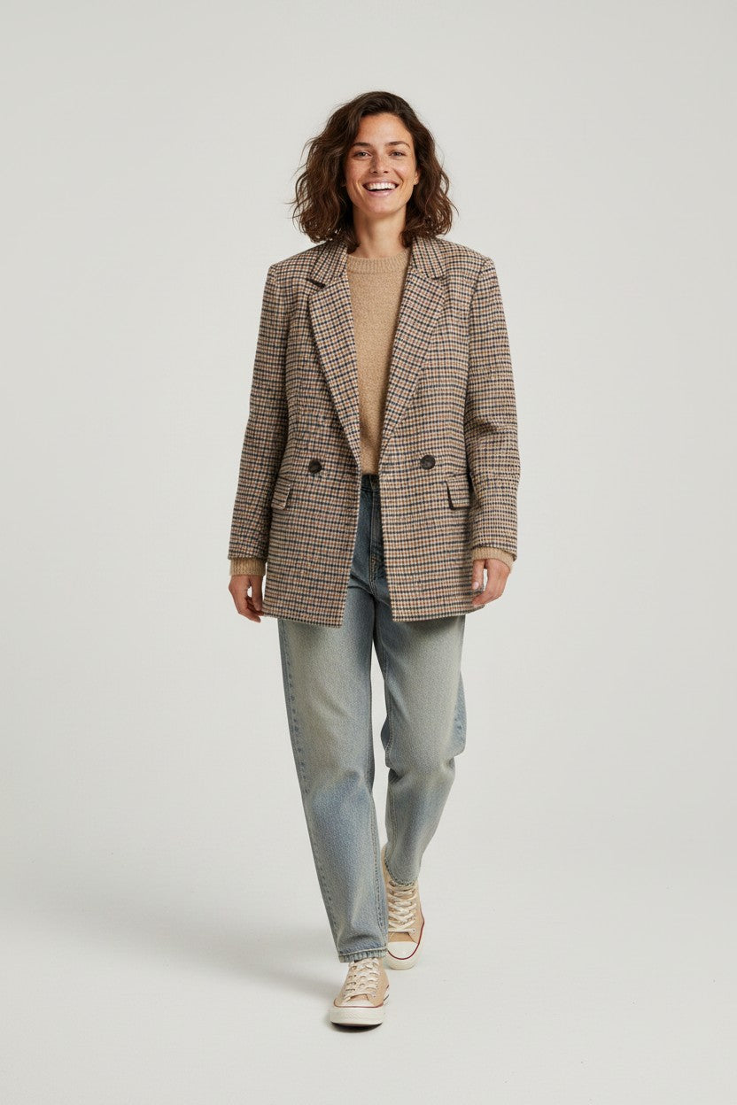 Calendula-shop oversized plaid blazer in brown and blue tones worn by a smiling woman with jeans and sneakers