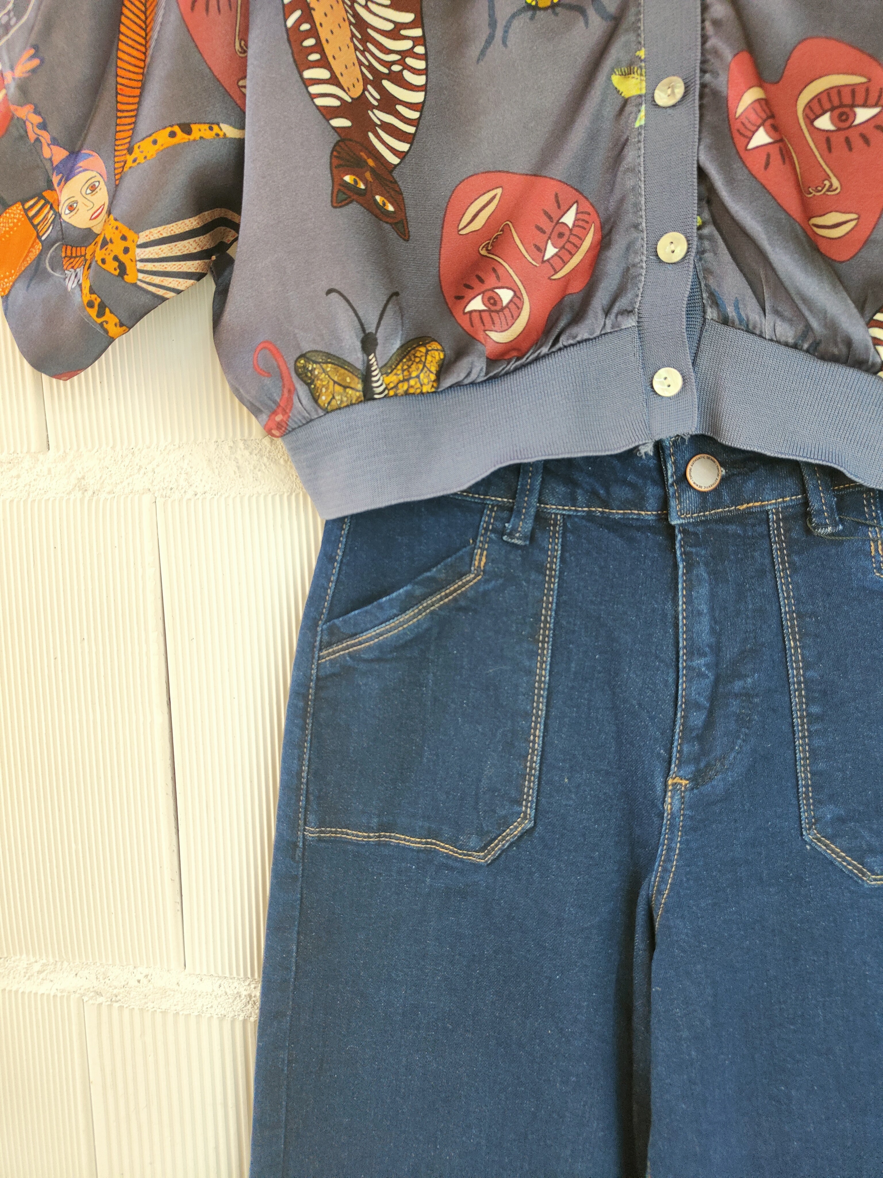 Pantalón Sandra de Calendula-shop, vaqueros clásicos de algodón azul con bolsillos frontales y corte cómodo.