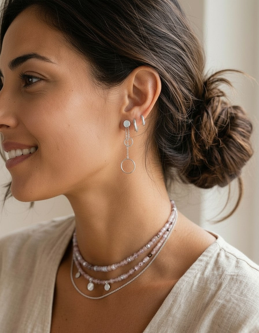 Pendientes Calendula-shop Capri de plata bañada en oro con dos cadenas finas y círculos colgantes en oreja de mujer