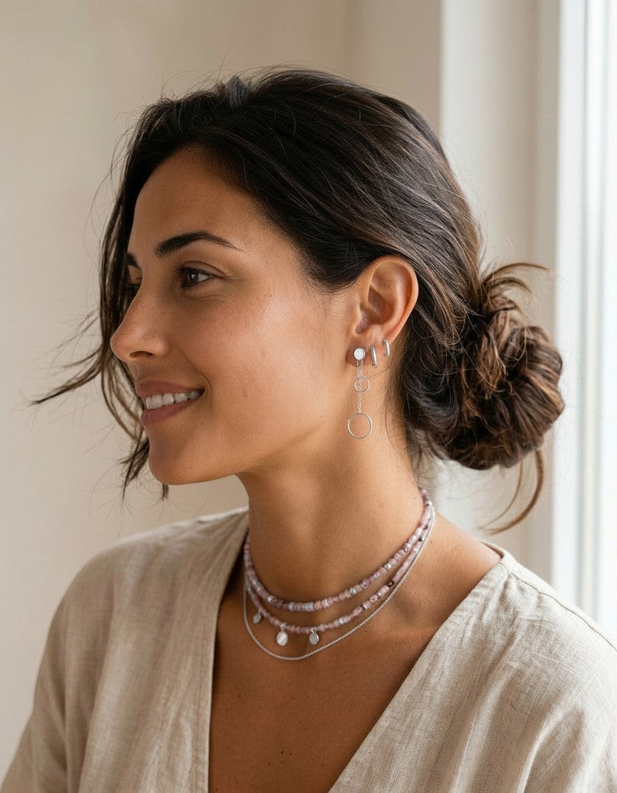 Pendientes Capri de Calendula-shop en plata bañada en oro con dos círculos colgantes y cierre de tuerca
