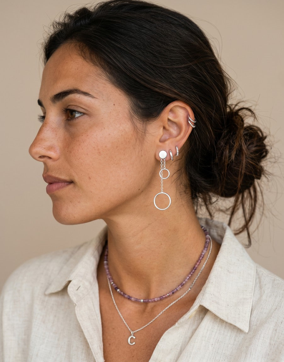 Pendientes Capri de plata de ley de Calendula-shop con dos cadenas finas y círculos colgantes en oreja de modelo