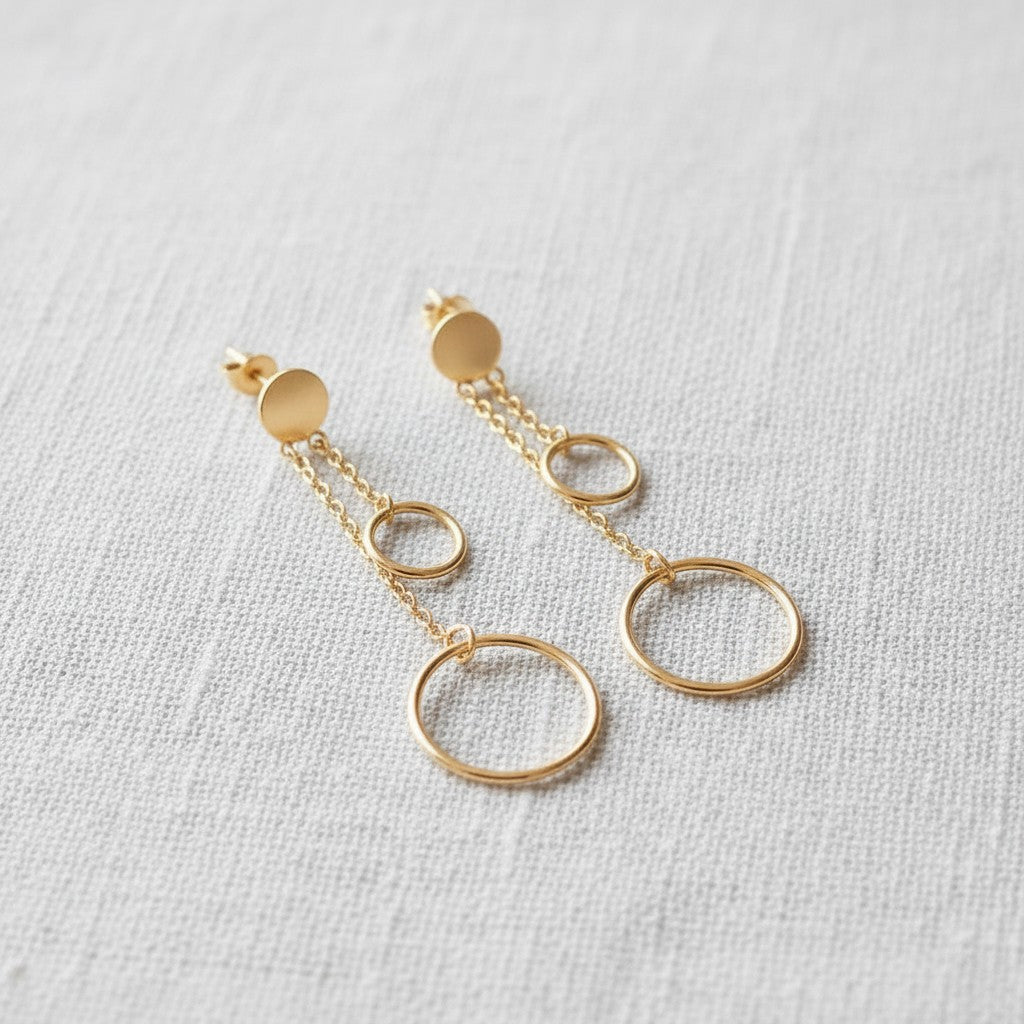 Pendientes Calendula-shop Capri de plata con dos cadenas finas y círculos colgantes de distinto tamaño
