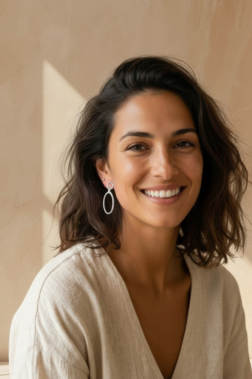 Pendientes India de Calendula-shop en plata bañada en oro con diseño de círculo y óvalo colgante en modelo sonriente