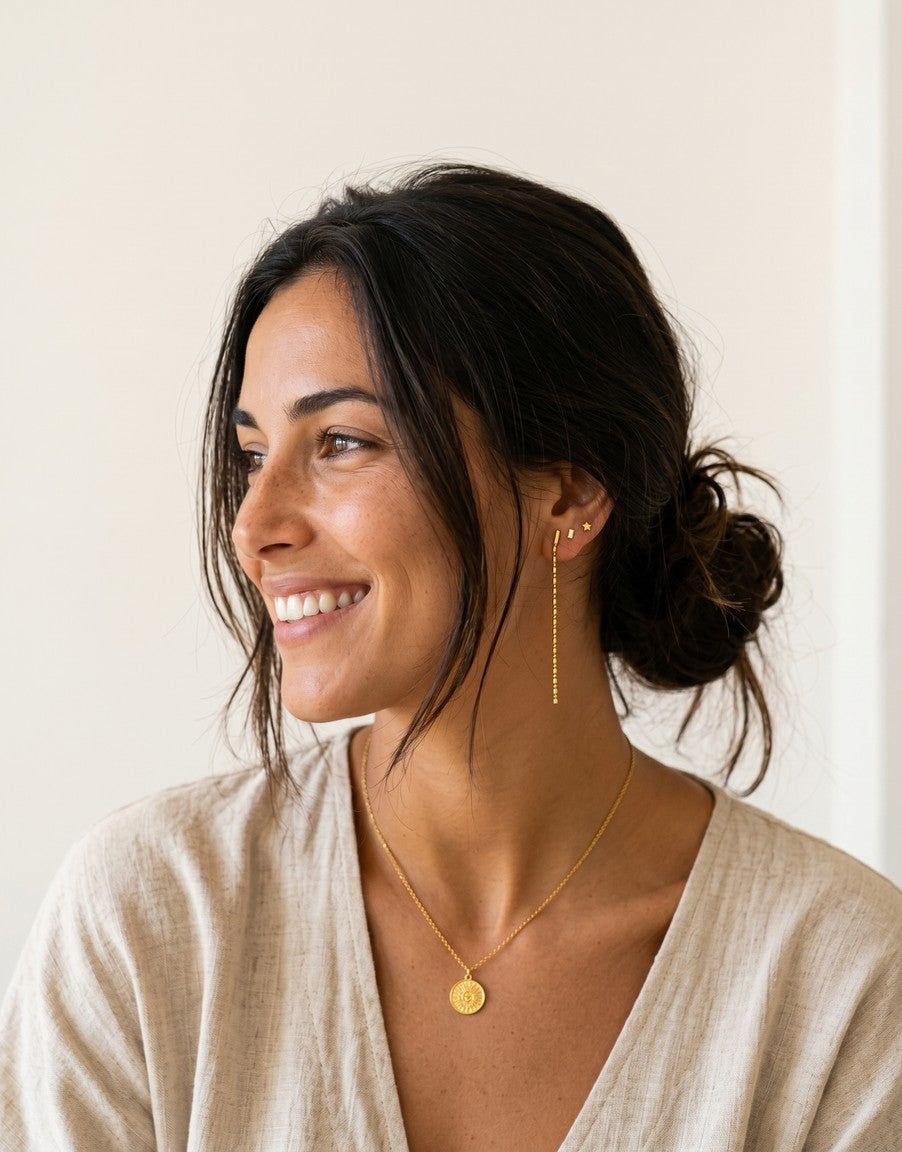 Pendientes largos Calendula-shop de plata bañada en oro con barritas y círculos en modelo sonriente