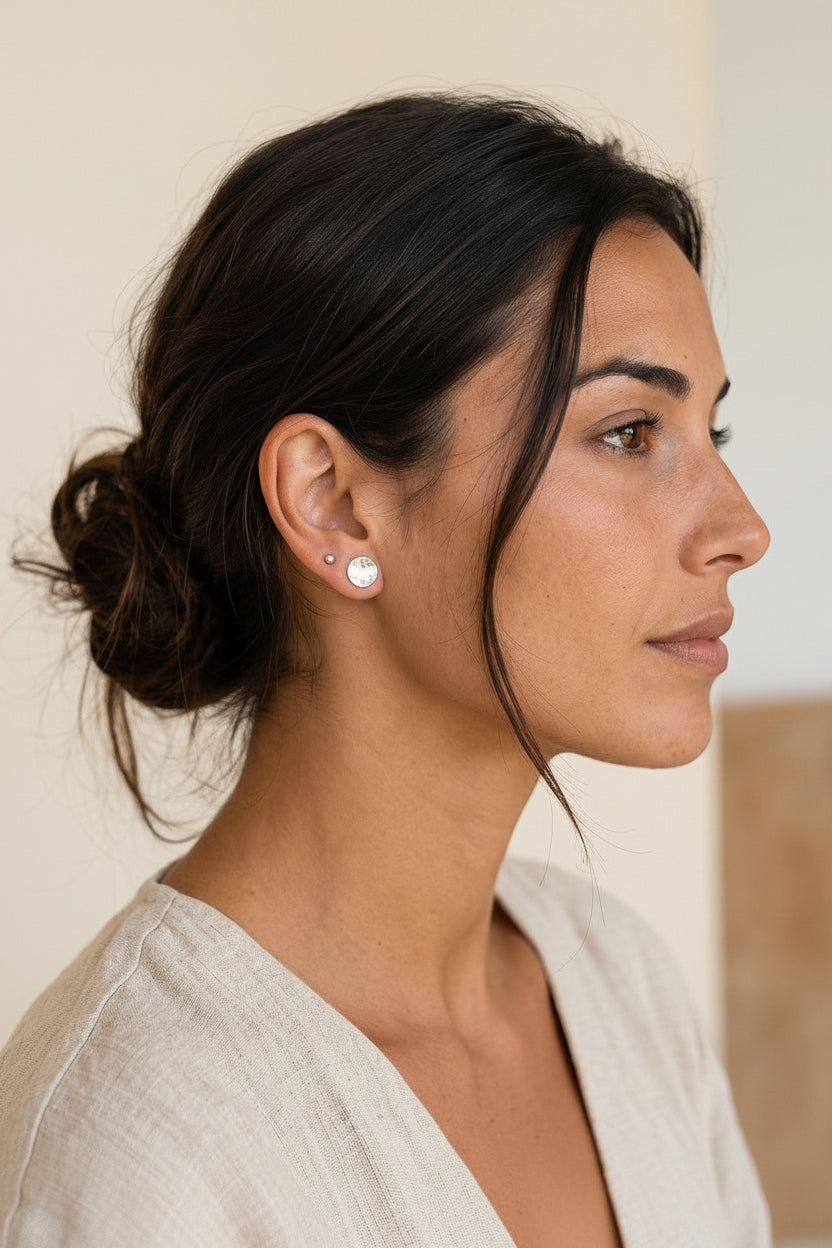 Pendientes Luna Llena de Calendula-shop en plata de ley 925 con diseño circular troquelado puestos en una modelo