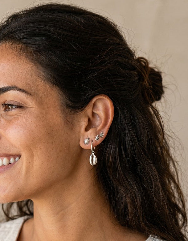 Pendientes minis de Calendula-shop con formas de estrella y concha en oreja de mujer, resistentes al agua