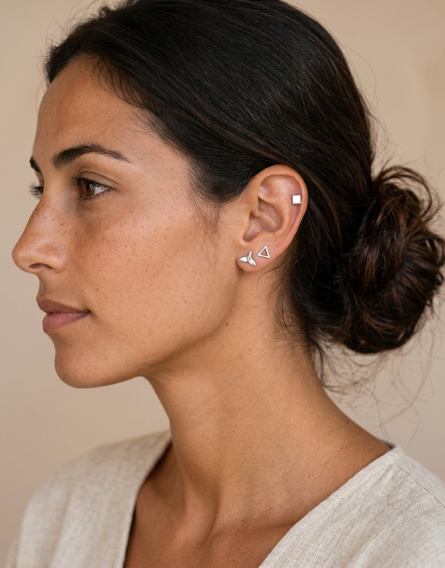 Pendientes Oceanos de Calendula-shop en plata de ley 925, diseño mini con forma de cola de ballena en oreja de modelo