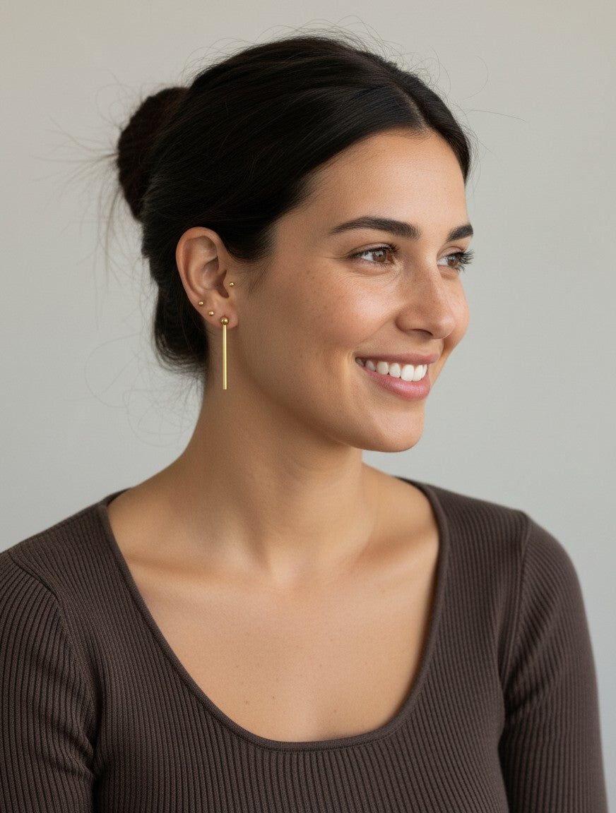 Pendientes Lea de Calendula-shop en plata de ley 925 bañada en oro con diseño de bolita y barra colgante