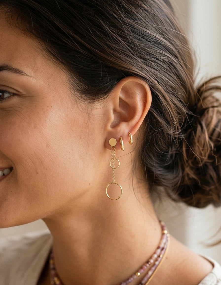 Pendientes Capri de Calendula-shop en plata bañada en oro con dos cadenas finas y círculos colgantes en la oreja