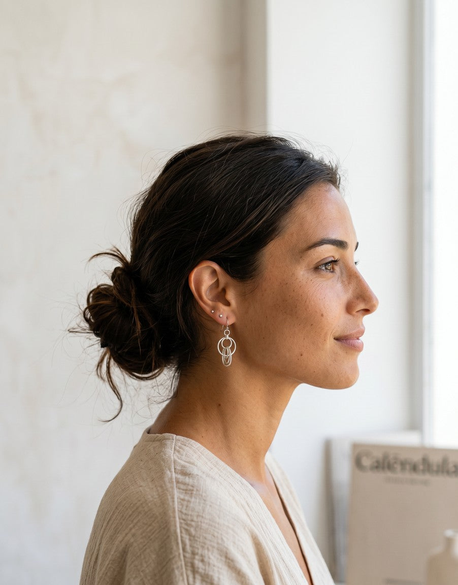 Pendientes Luz de Calendula-shop en plata de ley 925 con diseño de círculos en cascada puestos en una modelo