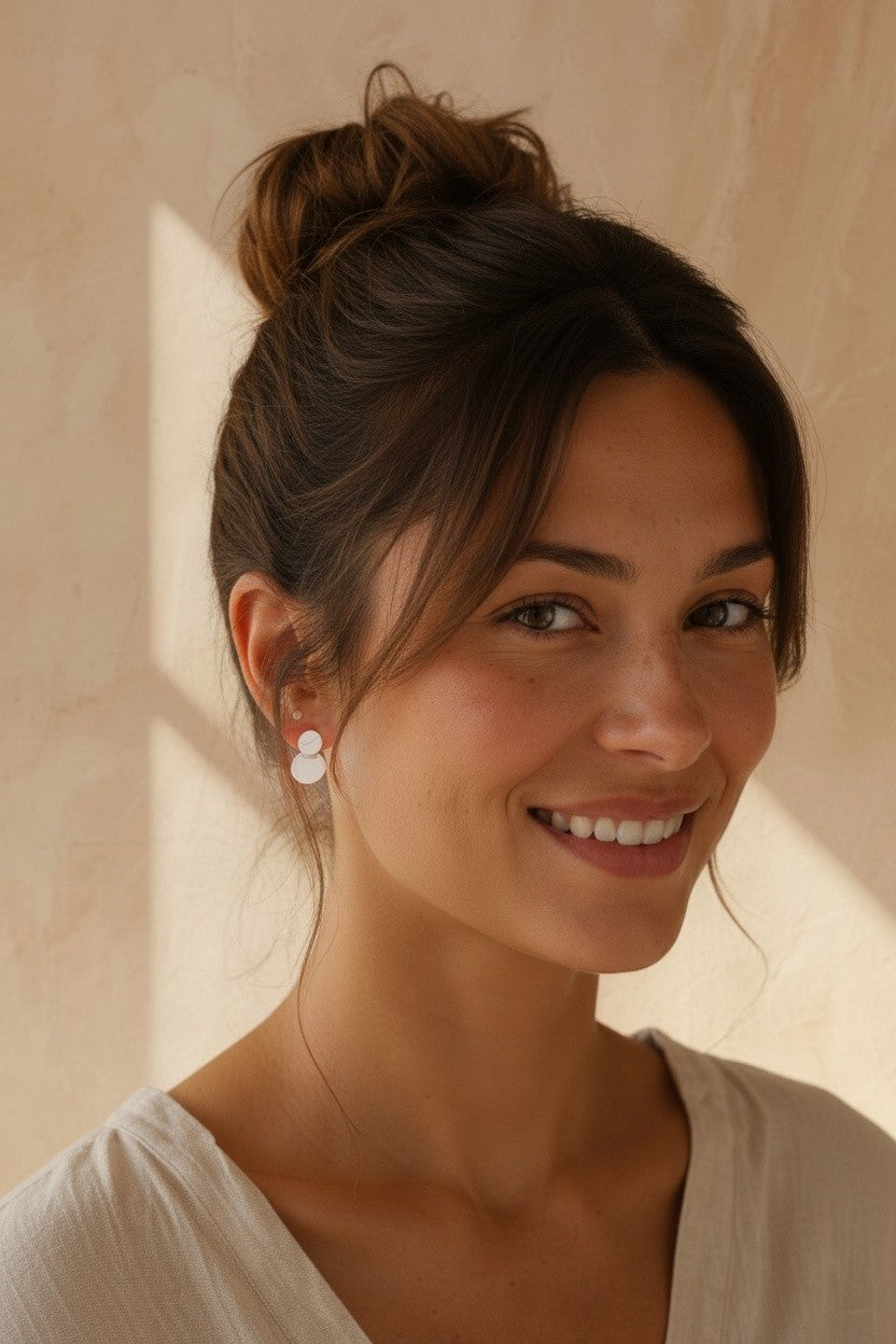 Pendientes Mimosa de Calendula-shop en plata de ley 925 con diseño de dos círculos superpuestos en oreja de modelo