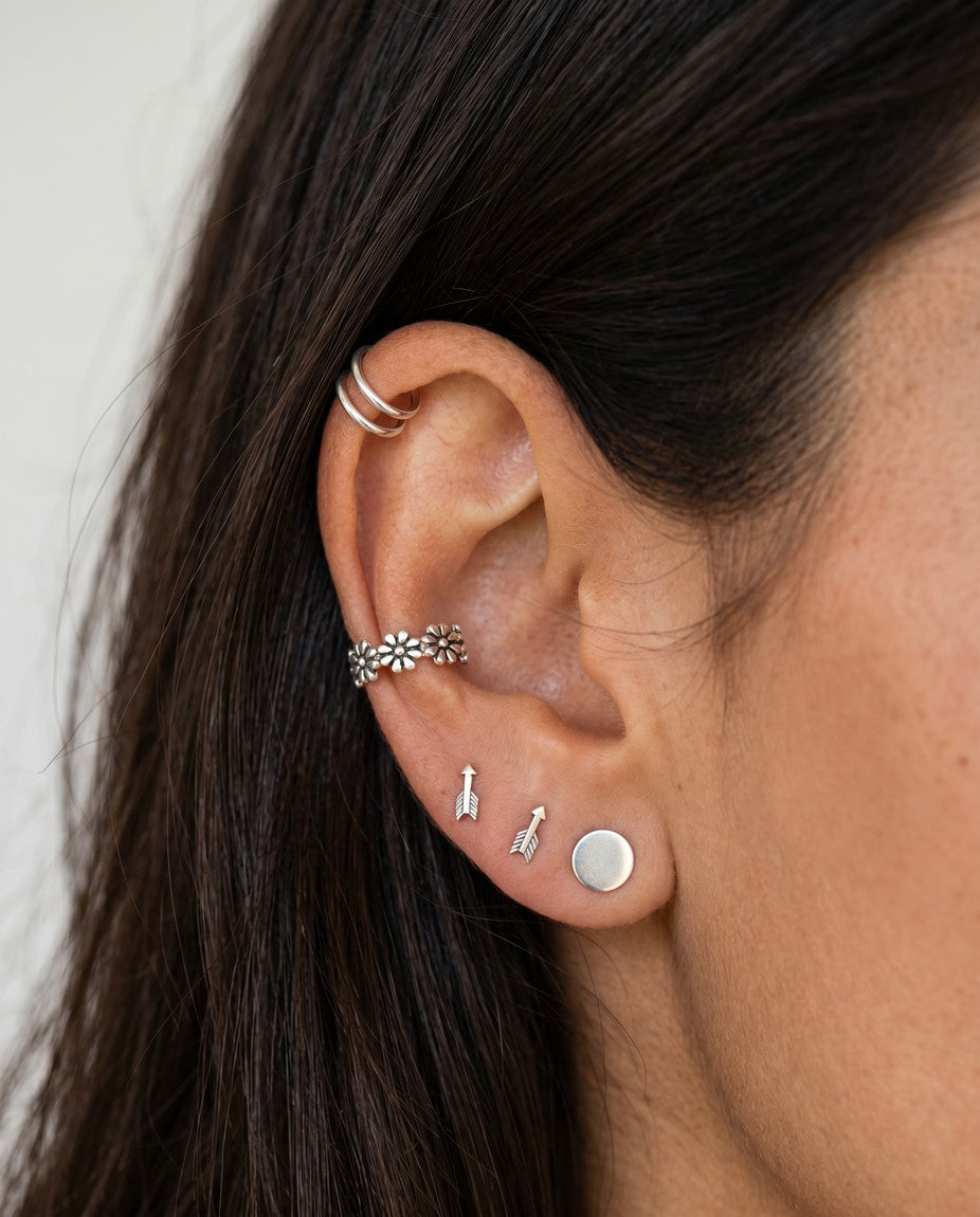 Pendientes mini de plata de ley 925 con formas de flecha y círculo de Calendula-shop puestos en la oreja
