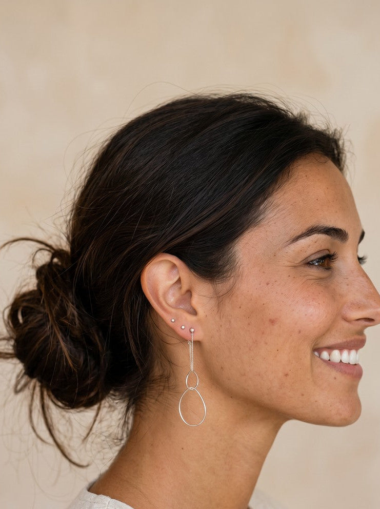 Pendientes Sutil de Calendula-shop en plata de ley 925 con diseño de doble gota colgante en oreja de modelo