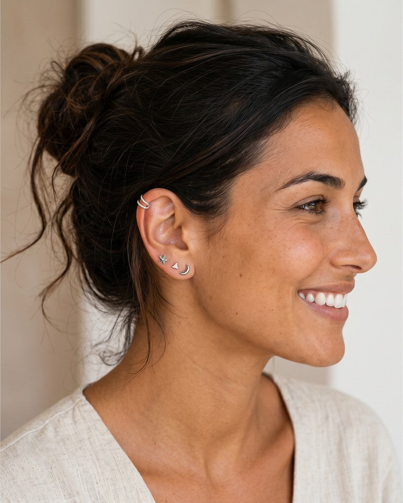 Pendientes mini de plata de ley 925 con formas de rayo, flecha y luna de Calendula-shop puestos en la oreja