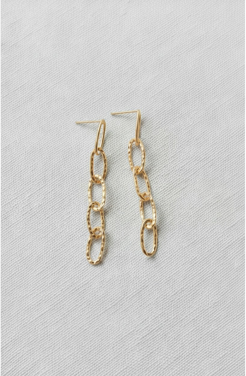 Pendientes Vega Oro de Calendula-shop en plata de ley 925 con baño de oro y diseño de cinco eslabones martillados.