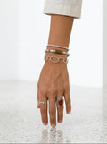 Pulsera Bahía de Calendula-shop hecha a mano en plata de ley con piedras naturales de aventurina en muñeca de modelo.