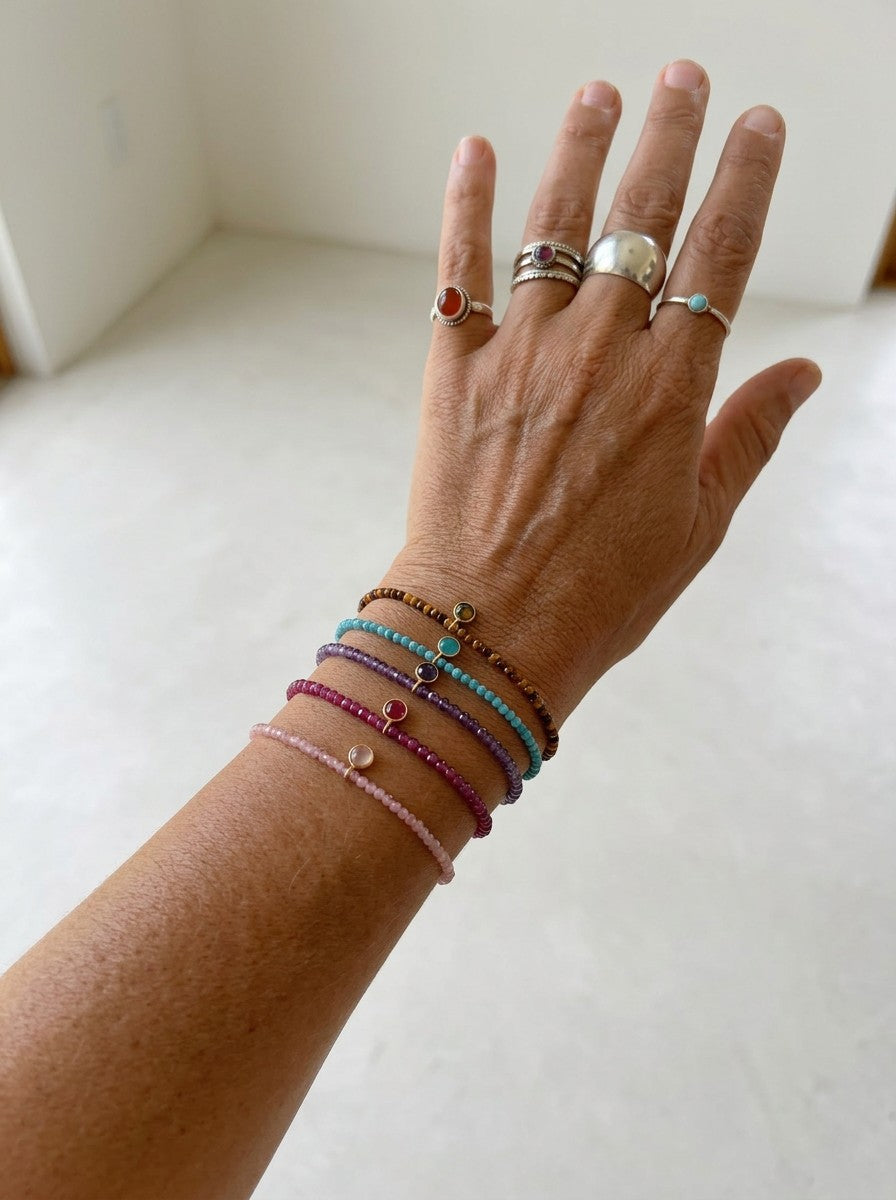 Pulseras Calendula-shop de plata bañada en oro con bolitas de piedras naturales coloridas en una muñeca