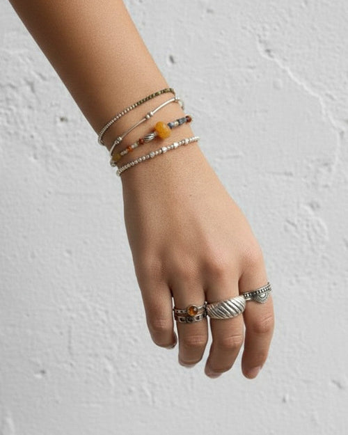 Pulsera Madrás de Calendula-shop con bolitas de plata y cuadrados centrales, ideal para combinar en muñeca.