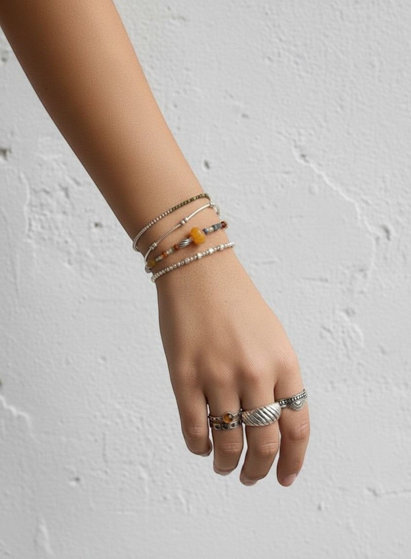 Pulsera Madrás de Calendula-shop en plata con bolitas y cuadrados centrales, ideal para combinar en muñeca femenina.