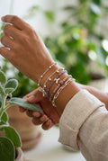 Pulsera Salina de eslabones de plata de ley 925 de Calendula-shop, combinada con otras pulseras en una muñeca.