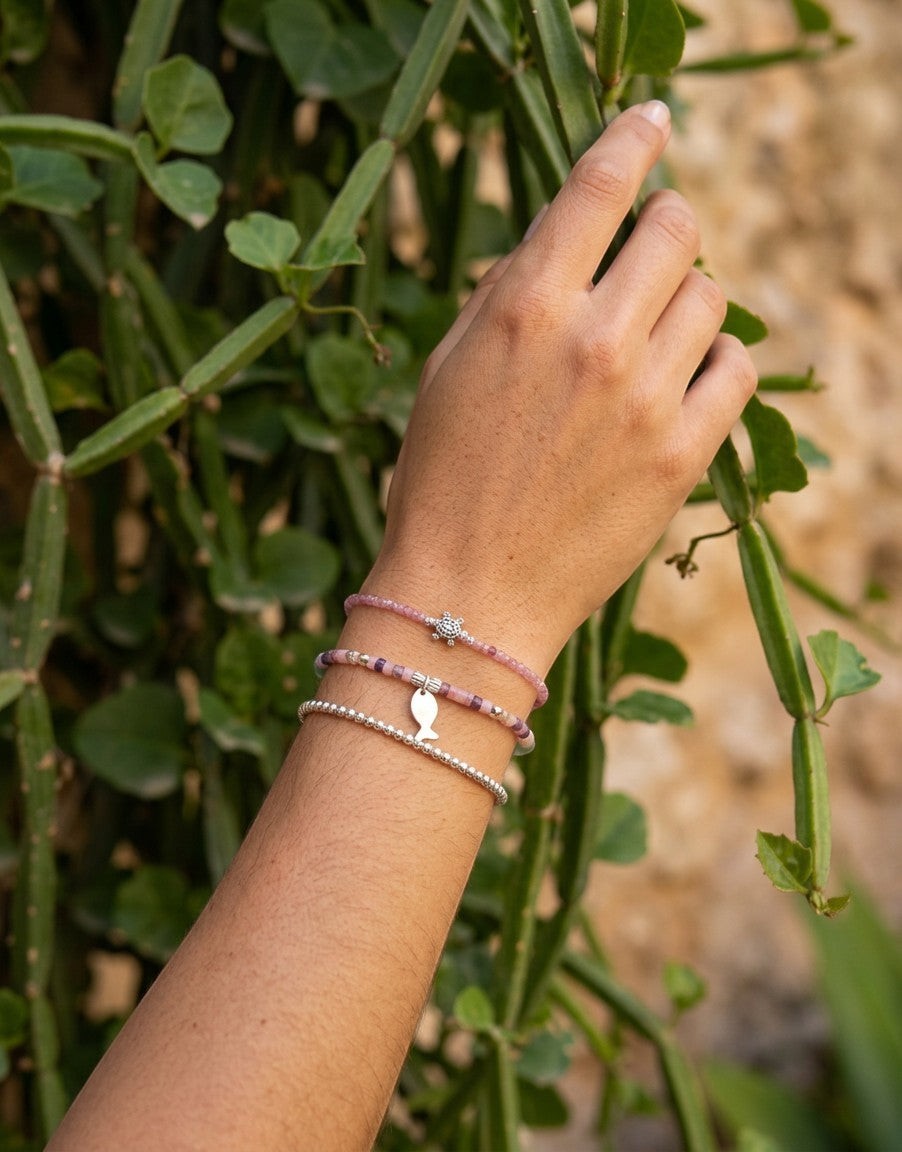 Pulsera de Calendula-shop con cuarzo rosa, tortuga de plata de ley 925 y cierre de macramé ajustable.
