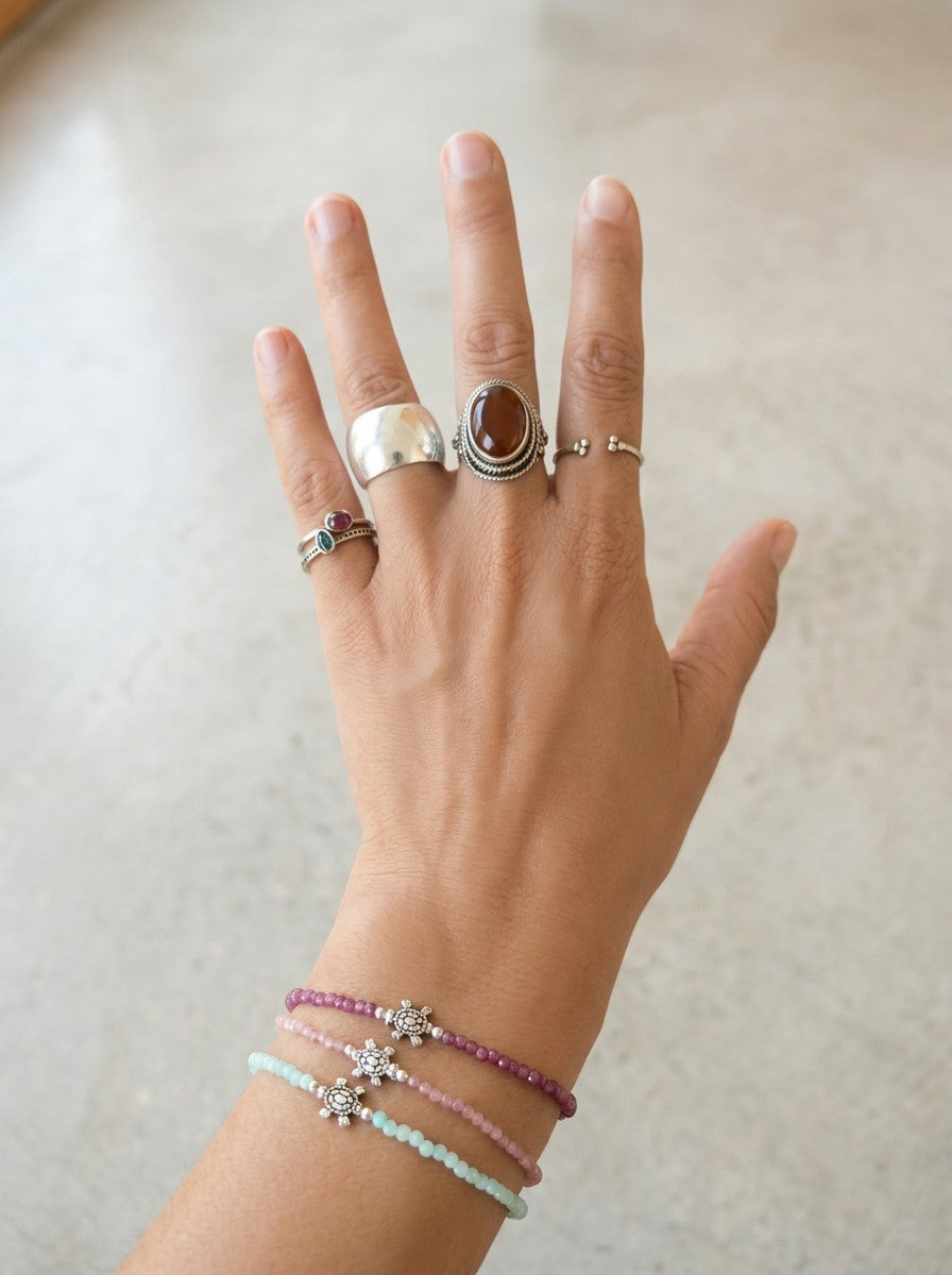 Pulsera Calendula-shop de cuarzo rosa y tortuga de plata de ley 925 con cierre de macramé ajustable en una mano