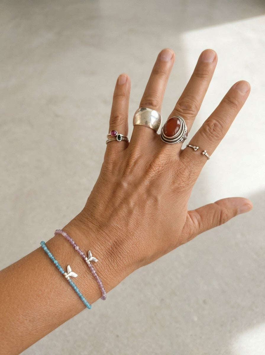 Pulseras Calendula-shop de piedras naturales apatita y plata de ley con dije de cola de ballena en muñeca