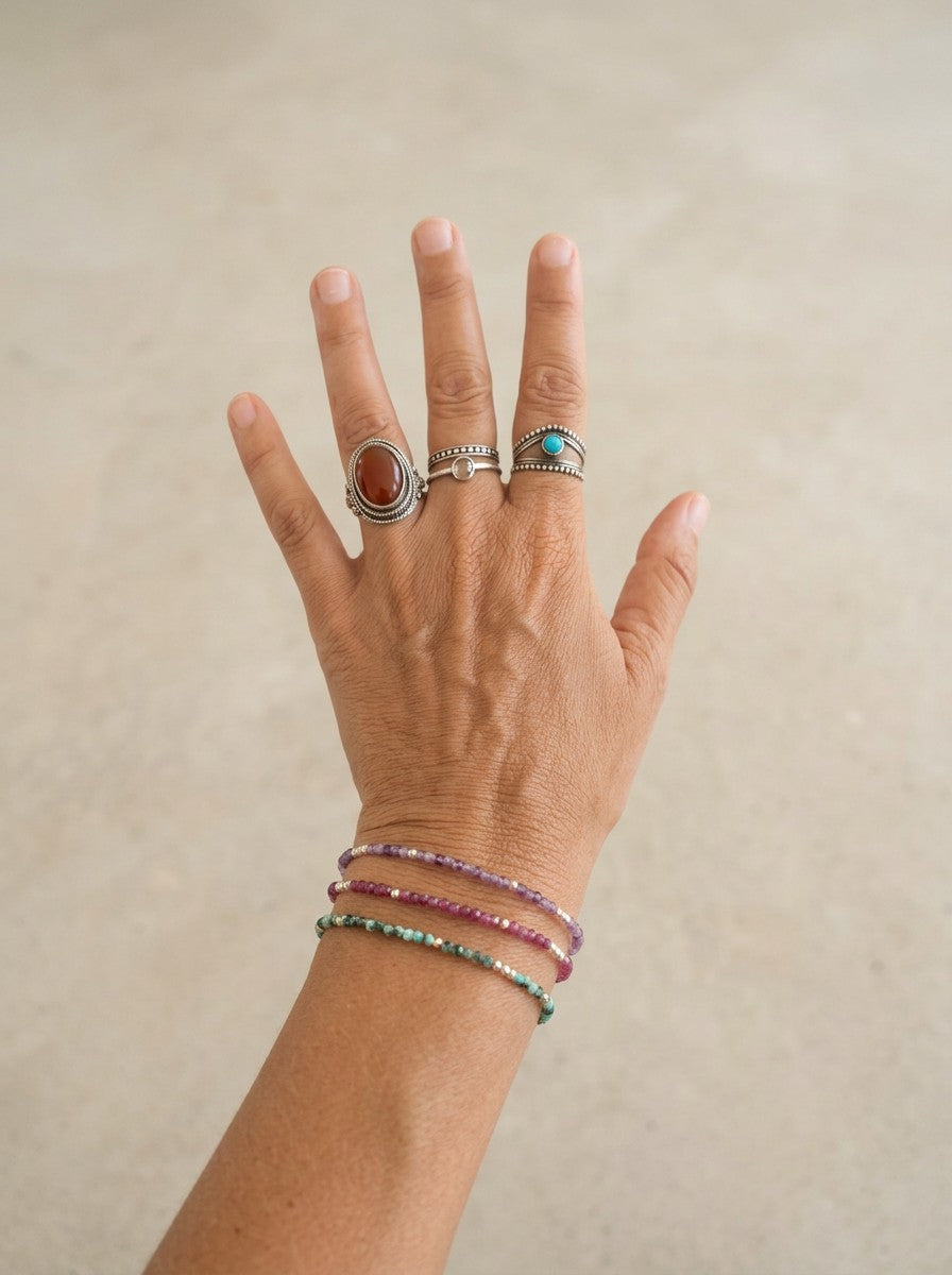 Pulseras Calendula-shop de bolitas de piedras naturales y plata de ley 925 con anillos a juego en mano femenina