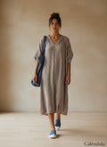 Vestido midi oversize de cuadros lilos y rosas de algodón y viscosa de Calendula-shop. Cuello abierto y manga corta.