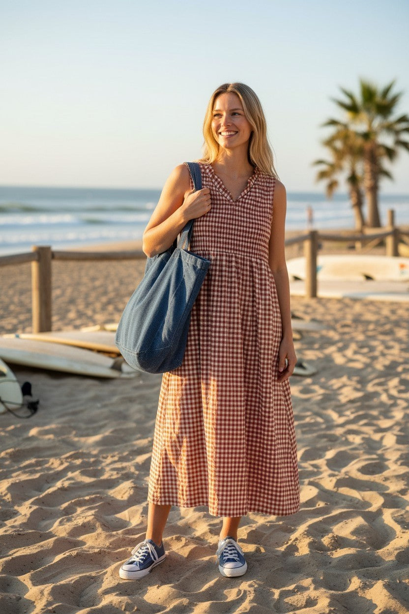 Vestido largo de cuadros vichy terracota y blanco de Calendula-shop, sin mangas y escote en V, ideal para verano.