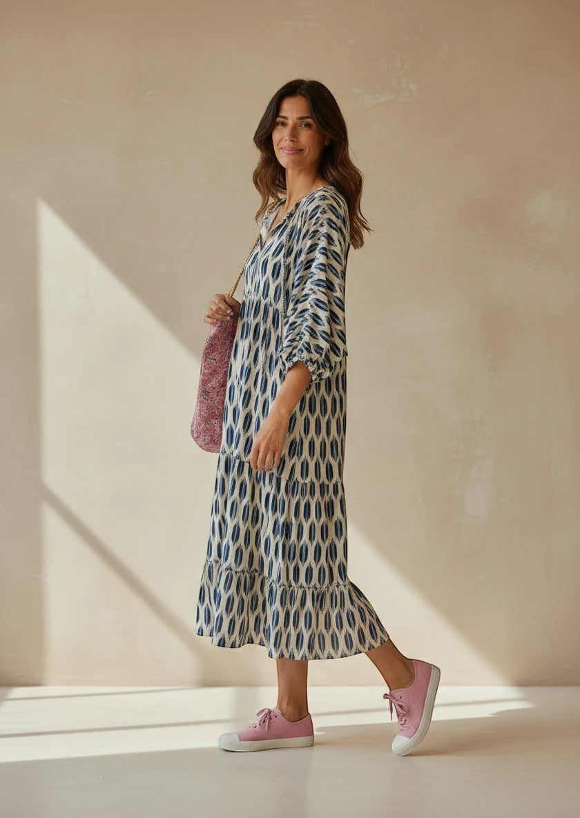 Modelo con vestido Calendula-shop María azul de viscosa, corte amplio, mangas abullonadas y estampado geométrico.