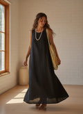 Vestido negro de algodón oversize de Calendula-shop, largo y holgado con bolsillos, ideal para un look casual.