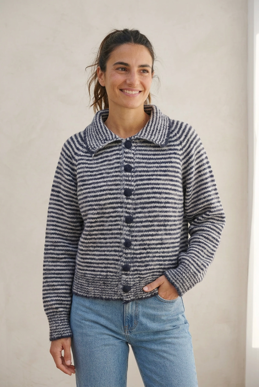 Chaqueta Alma con la modelo de Dakota, de medio cuerpo y con fondo de cemento blanco