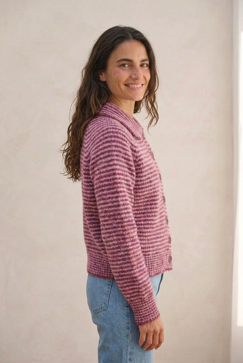 Chica con chaqueta Alma Rose de lado, sonriente y con la melena hacia un hombro