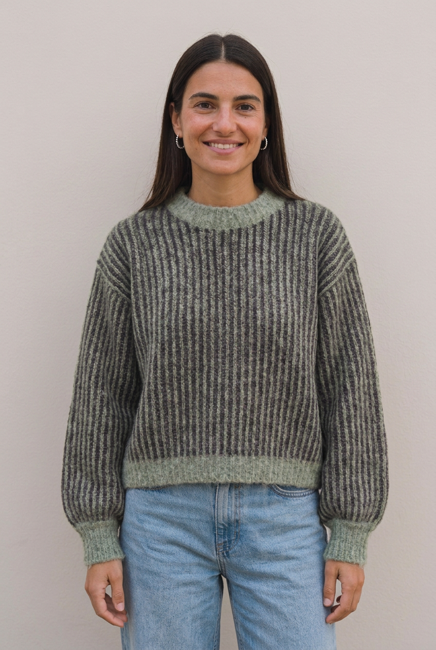 Jersey Anna verde con la misma modelo y vaqueros claros