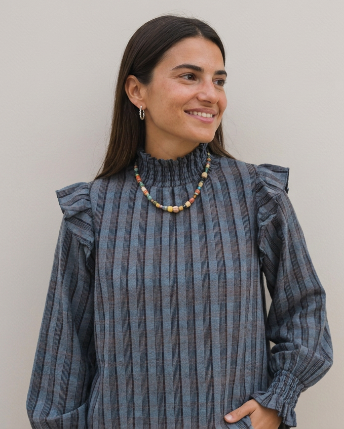La misma modelo con la blusa Dakota azul